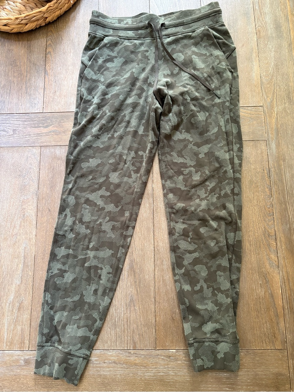lululemon Camo Jogger Pants Size 8 Green Gray Drawstring Zip Pockets